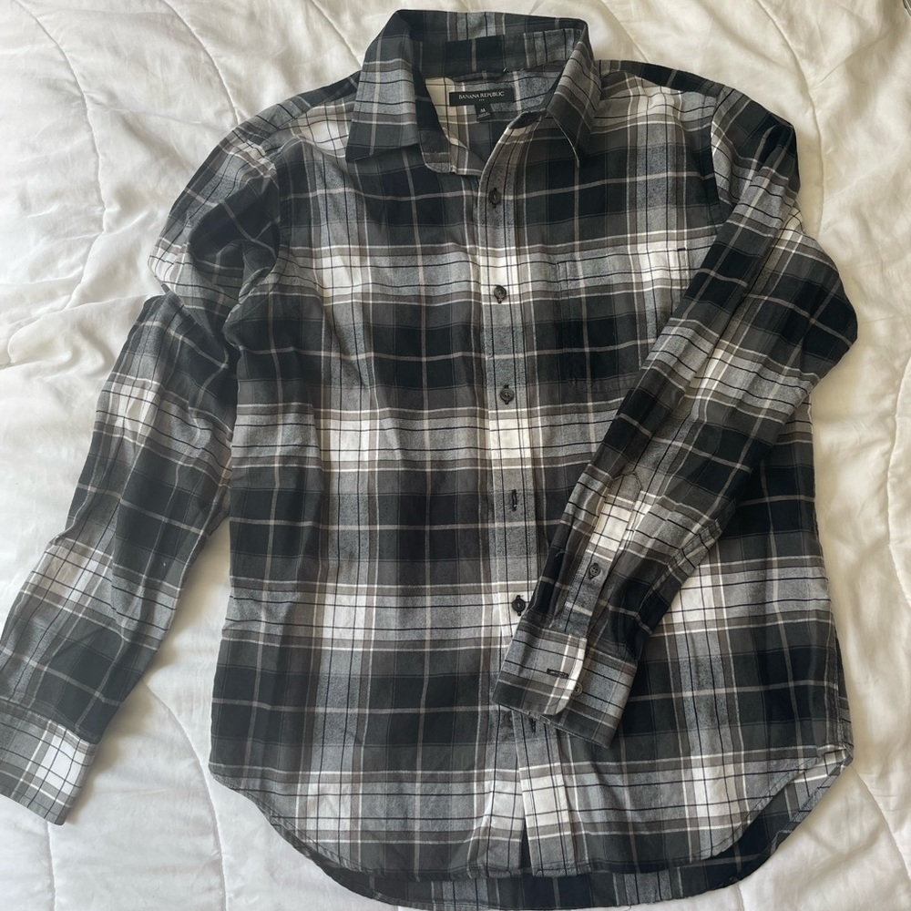 Banana Republic Men’s Plaid Button Down Shirt (Size Medium)